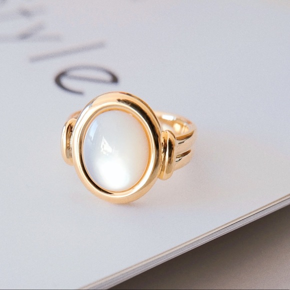 3/$35 Size 6 Gold Shell Signet Ring - Picture 5 of 8